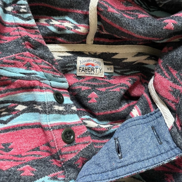 Faherty Flannel Hoodie. Size Medium. Standard fit - Picture 6 of 6